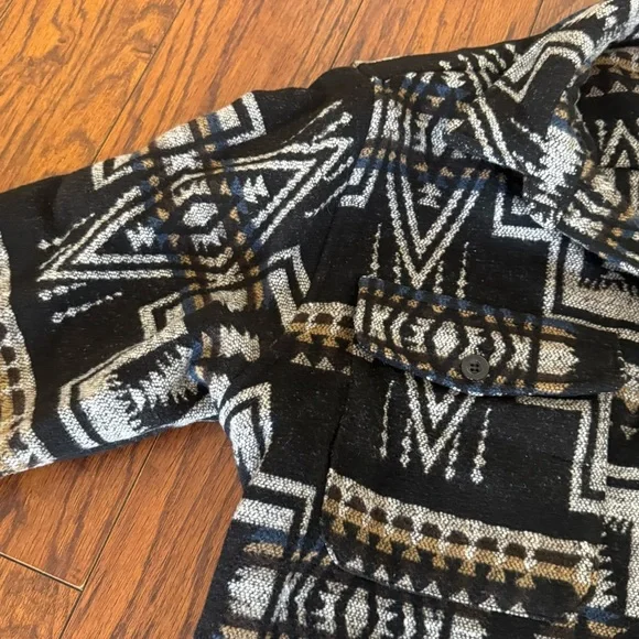 Forever 21 Aztec Print Button Down Woolen lightweight Lapel Shirt Jacket/Shacket - Picture 7 of 15